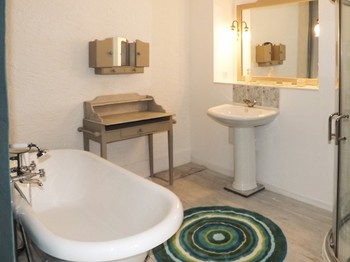 la salle de bain de la chambre