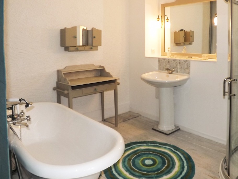 la salle de bain de la chambre