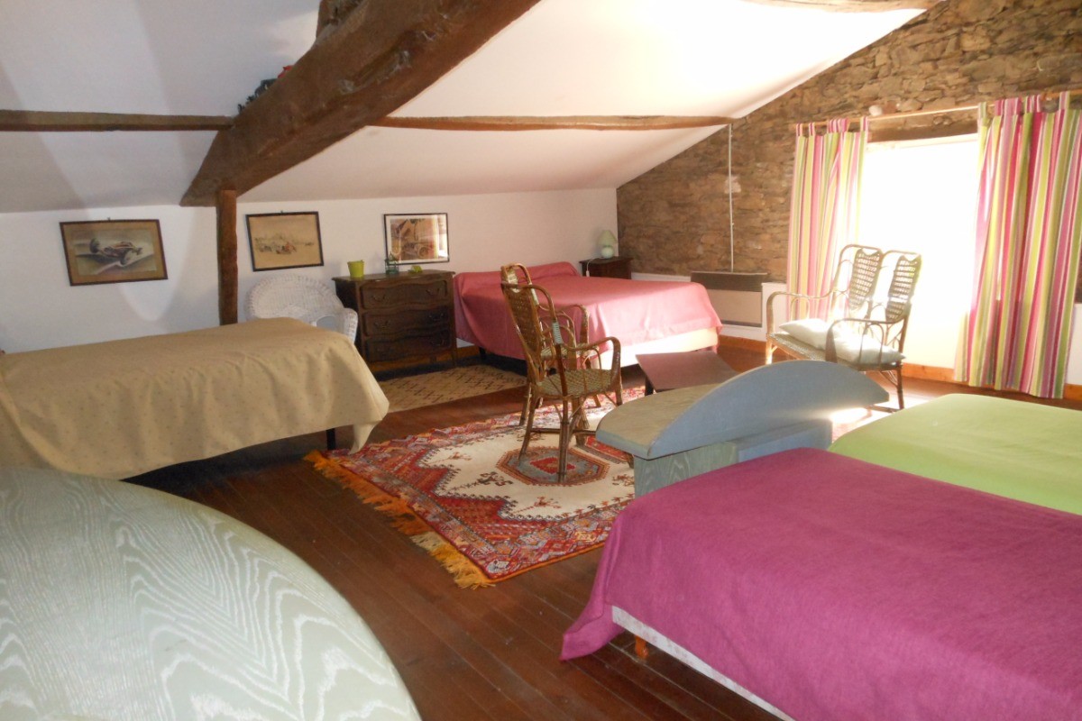et une chambre avec 4 lits