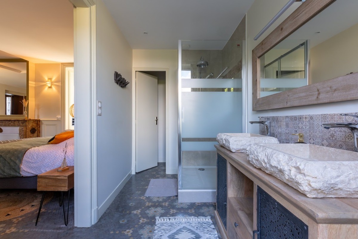 Salle d'eau rdc - vue chambre