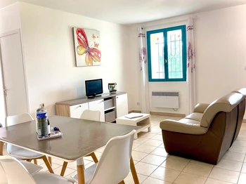 Séjour avec télévision, climatisation et Wifi