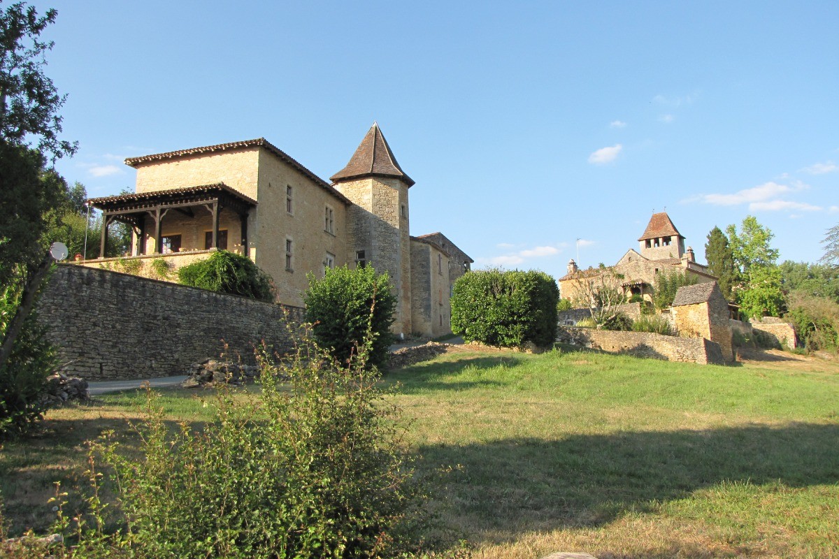 A 1 km du gîte de Peyrounou, le village de Lacapelle Biron. Vous y trouverez tous les commerces nécessaires