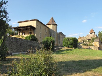 A 1 km du gîte de Peyrounou, le village de Lacapelle Biron. Vous y trouverez tous les commerces nécessaires