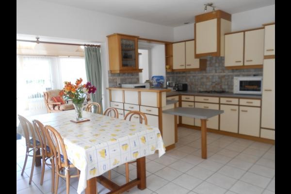 Le séjour avec la cuisine