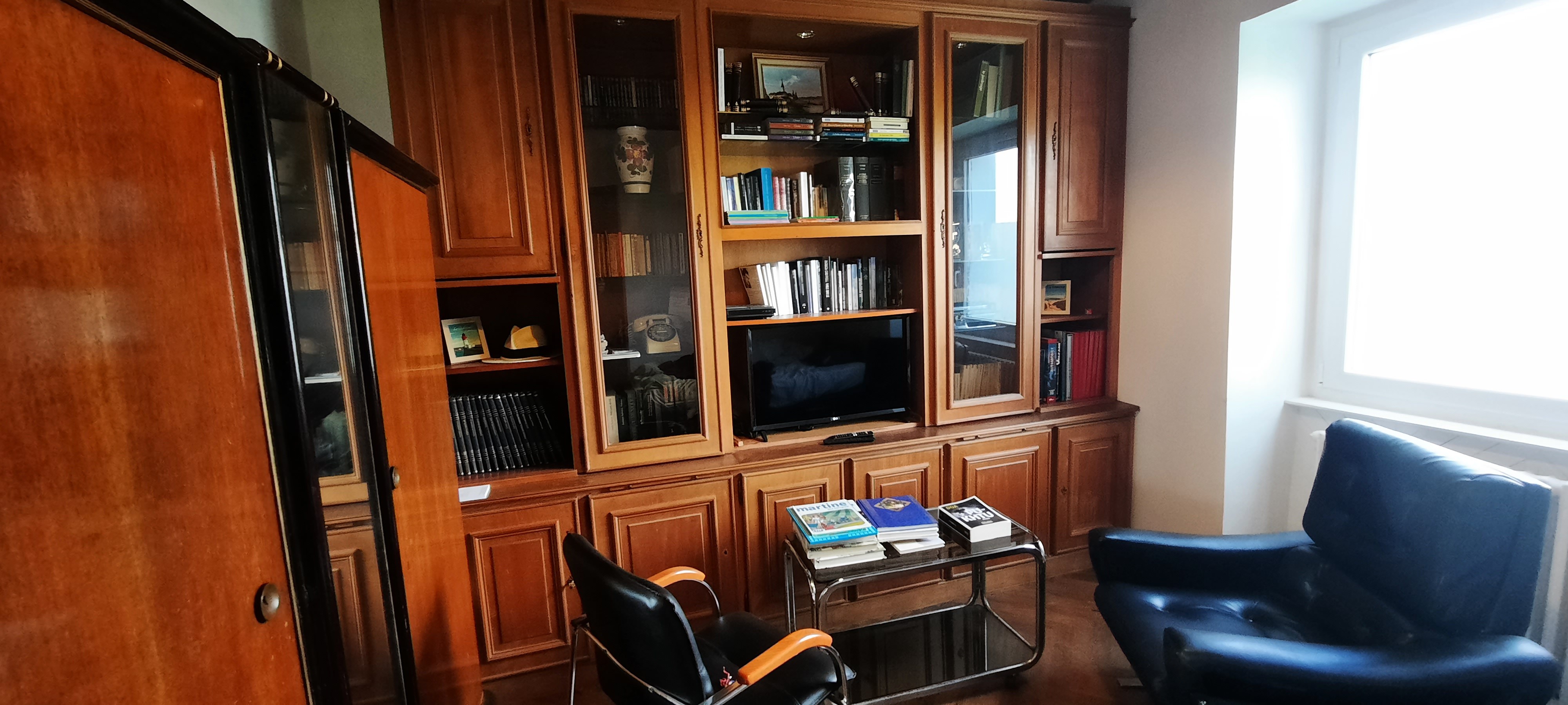 Bibliothèque, salon de lecture et/ou télévision