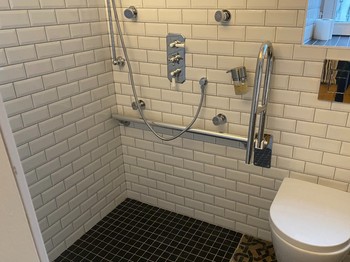 Salle de bain à l'italienne , douche hydromassante , accessible aux PMR