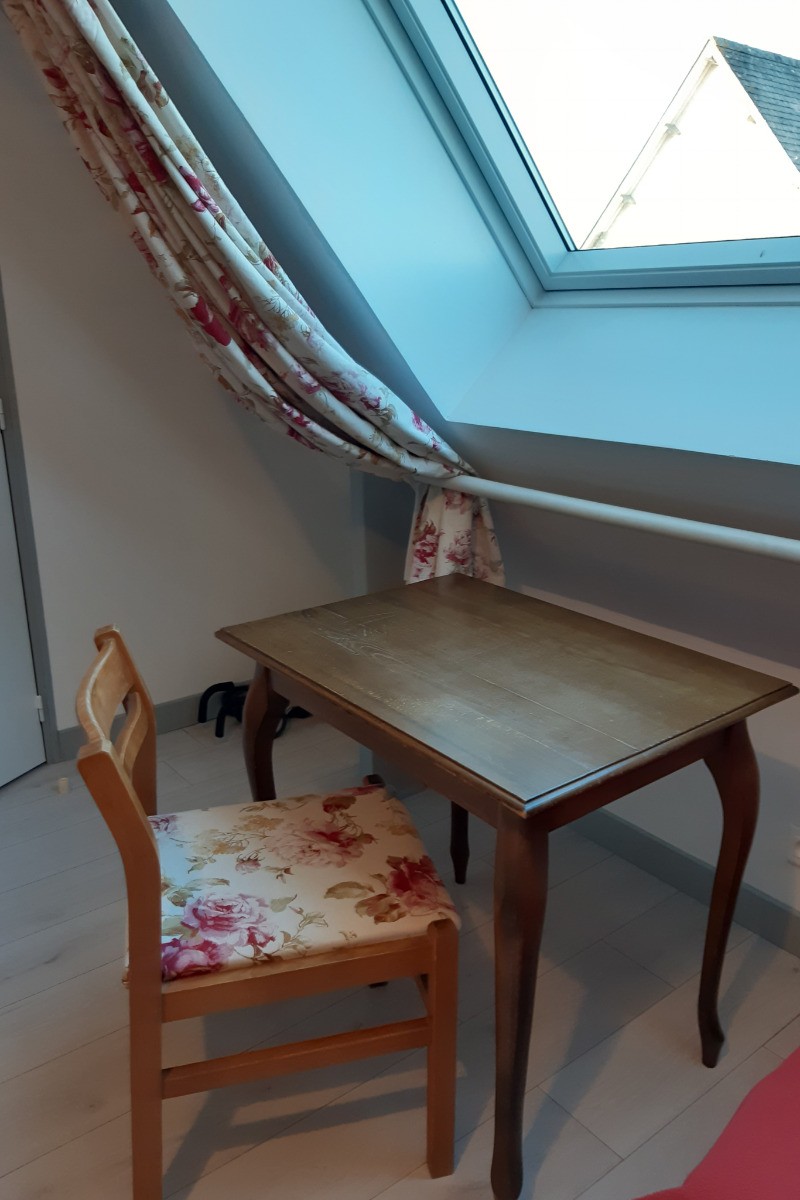 table de travail avec 2 prises électriques en dessous, wifi à votre disposition