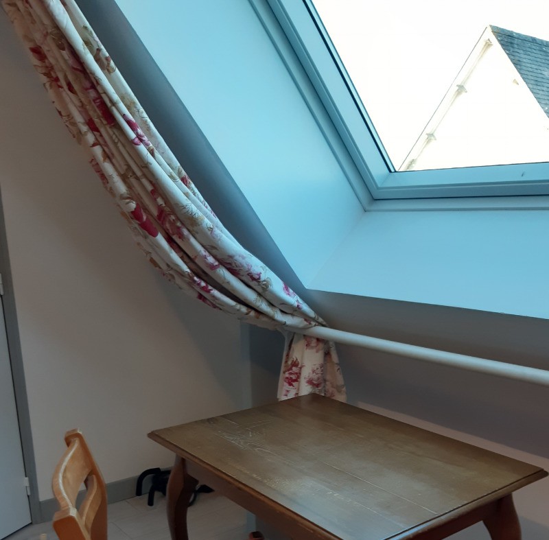 table de travail avec 2 prises électriques en dessous, wifi à votre disposition