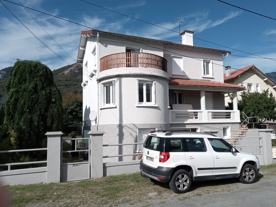 Situé au 1er étage de la maison avec balcon terrasse