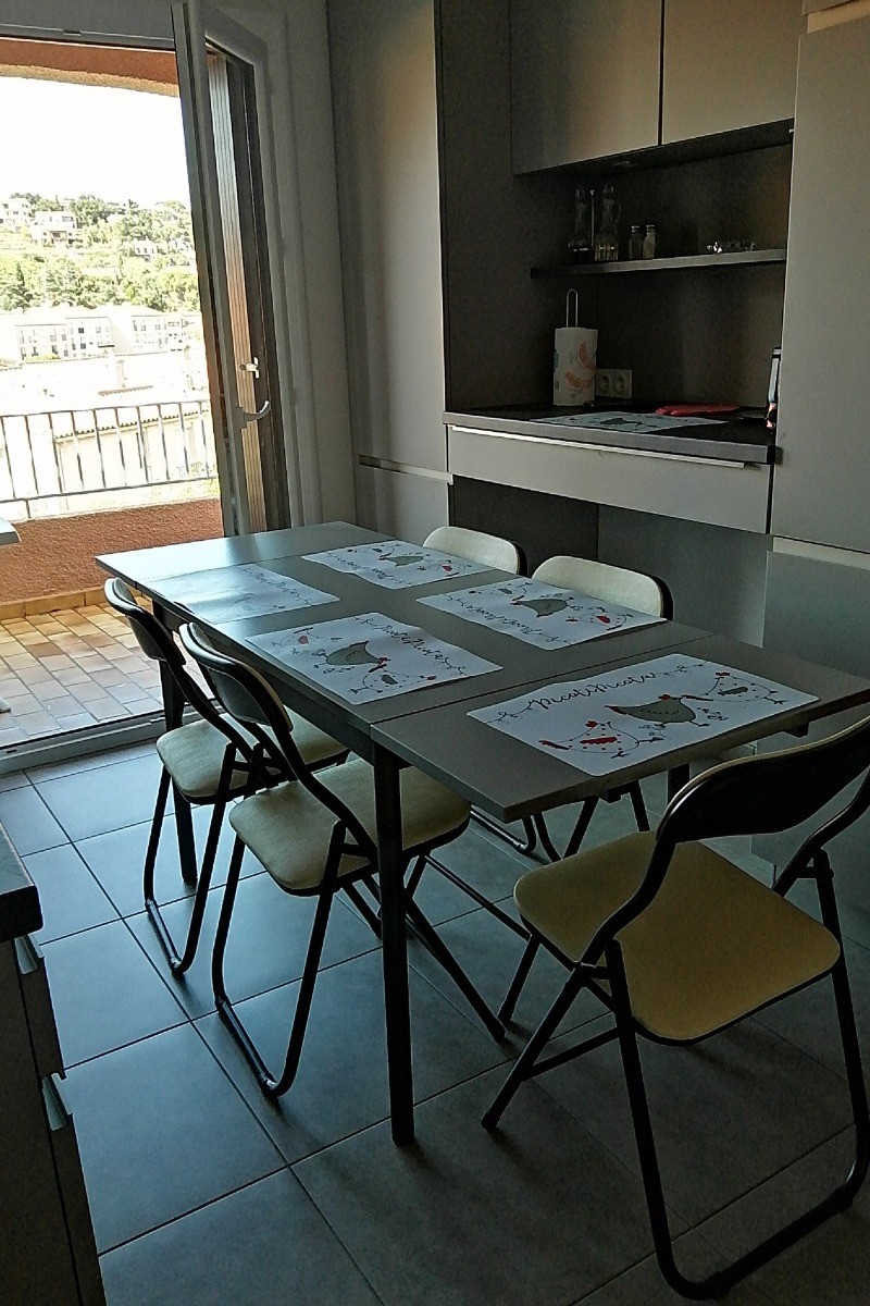 Exemple d'aménagement du coin repas pou 5 couverts