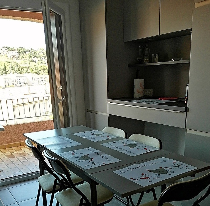 Exemple d'aménagement du coin repas pou 5 couverts