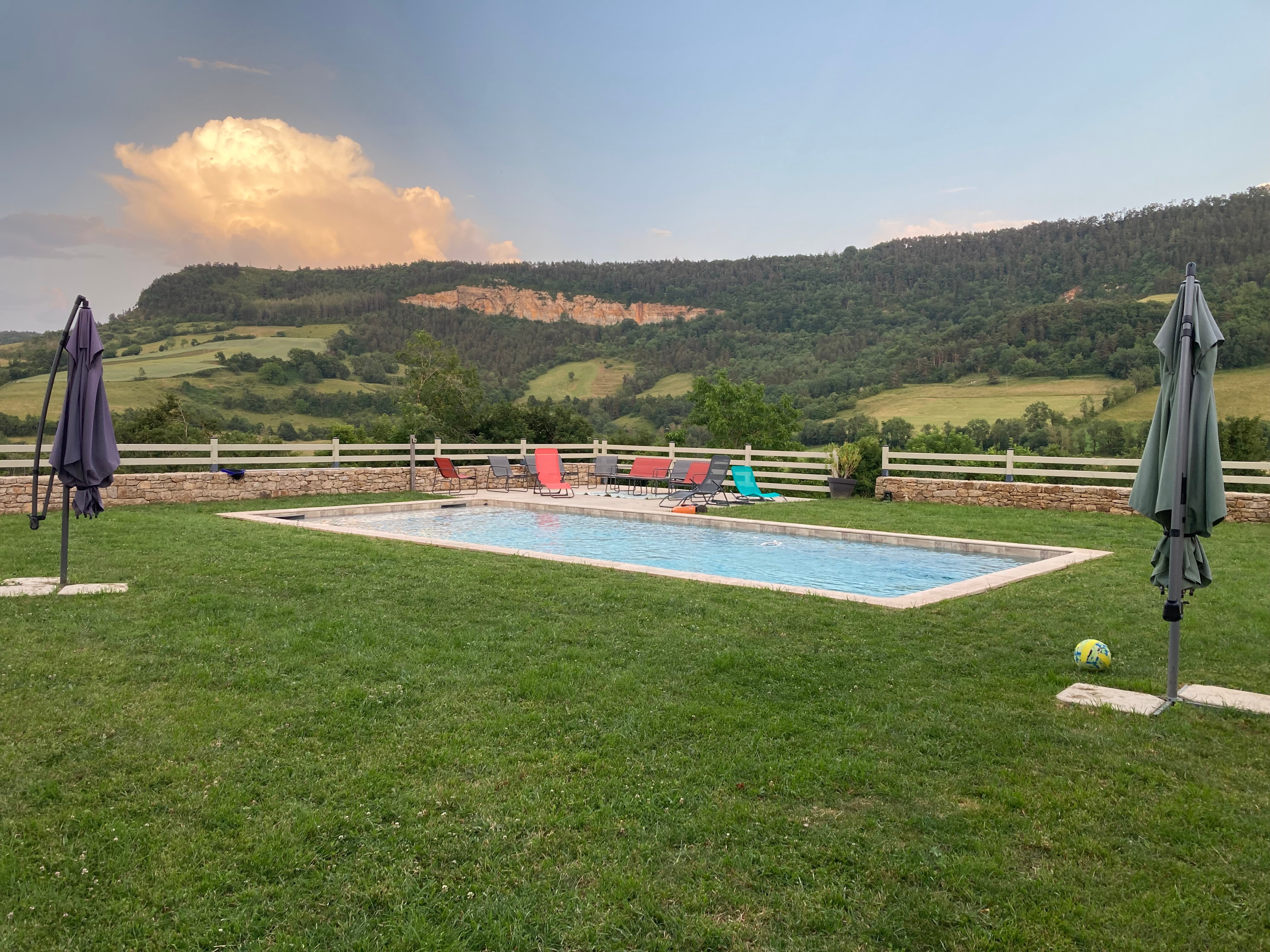 Piscine chauffée avec vue commune