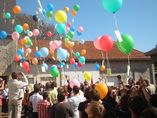 lâché de ballon dans la coure de la maison de la libération pour le 6 JUIN