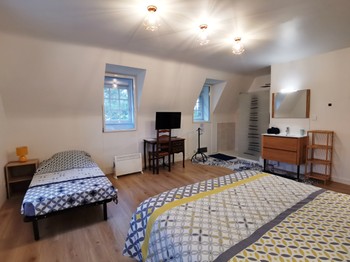 Chambre Cassiopée - Lit 160 + Lit 90 + TV + SDE dans la chambre