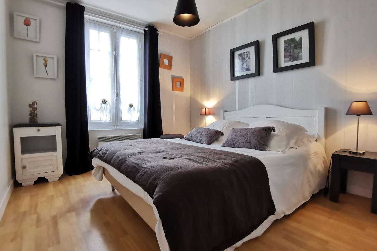 Chambre avec lit 140