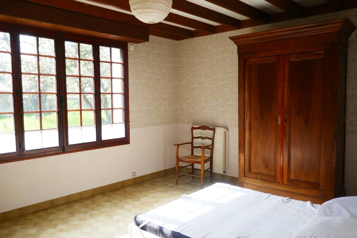 chambre 1 rdc avec un lit en 140