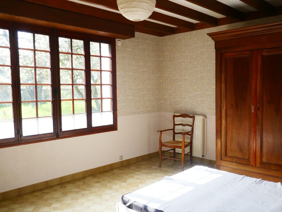 chambre 1 rdc avec un lit en 140