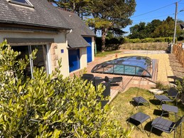 Terrasse et piscine couverte