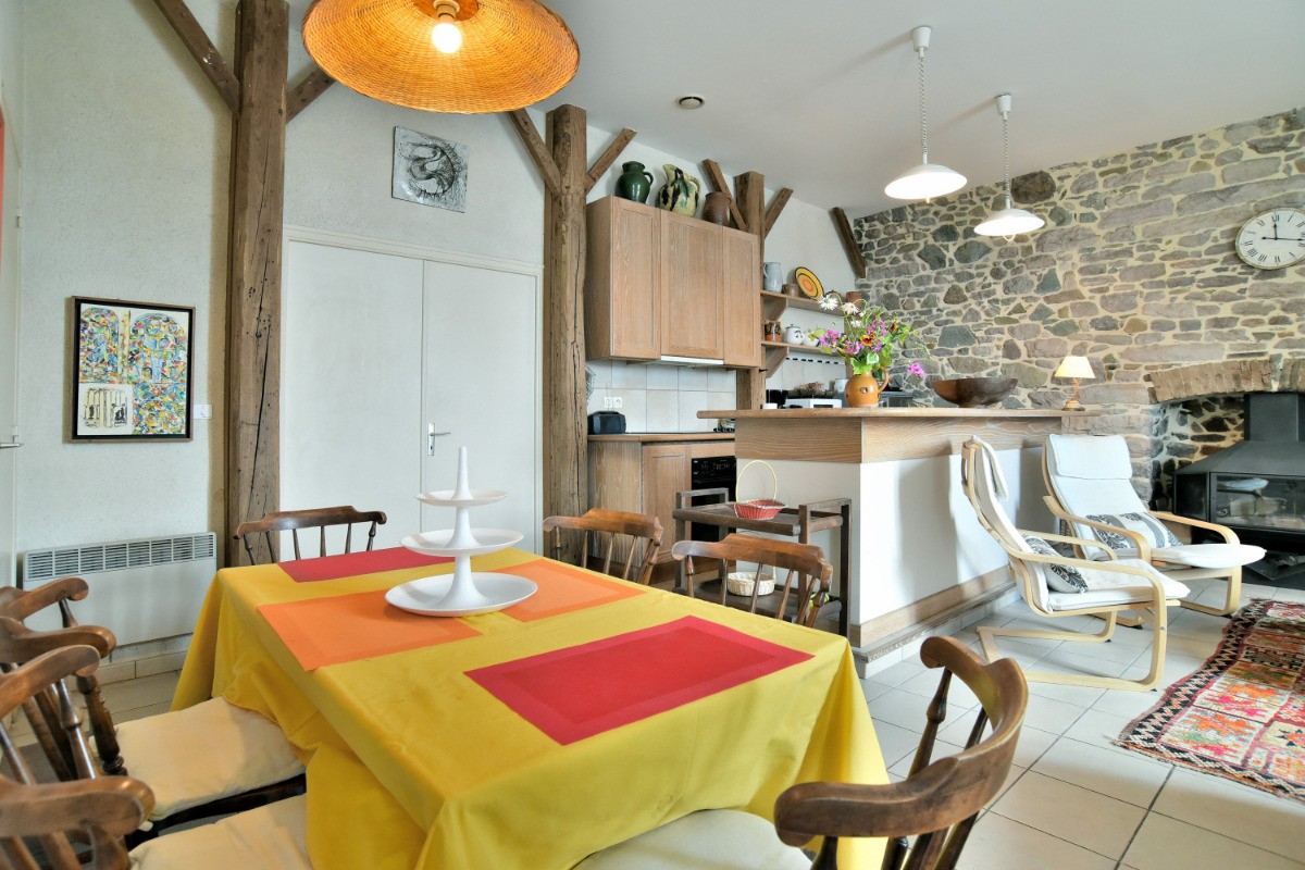 Table à  manger, cuisine américaine et salon