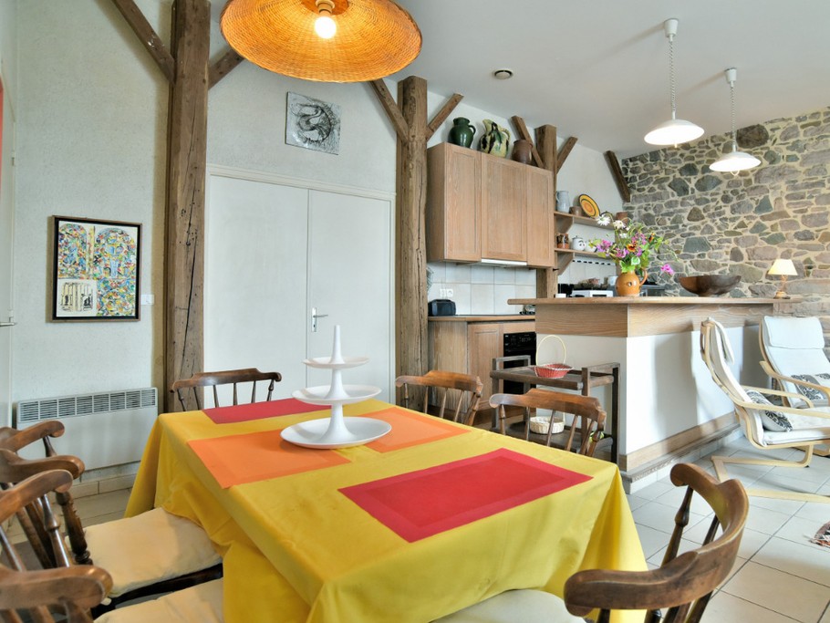 Table à  manger, cuisine américaine et salon