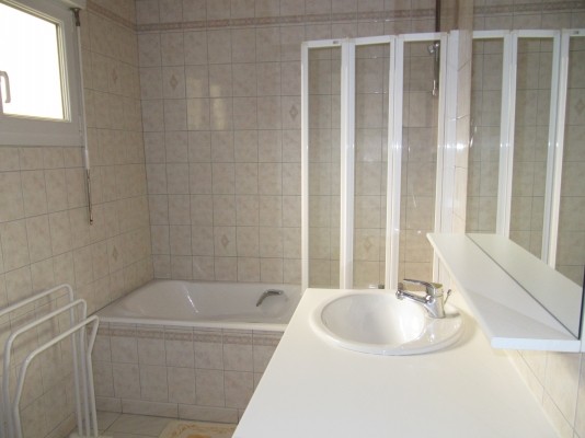 la salle de bain au rdc avec w c.