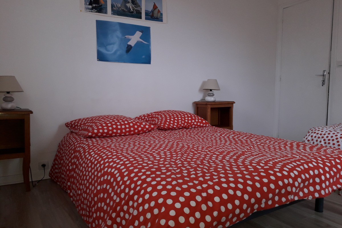 Chambre côté Mer avec 1 lit Queen size et 1 lit simple