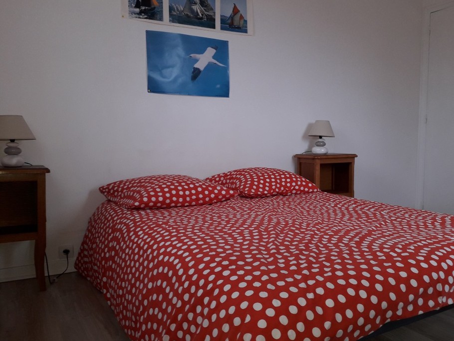 Chambre côté Mer avec 1 lit Queen size et 1 lit simple