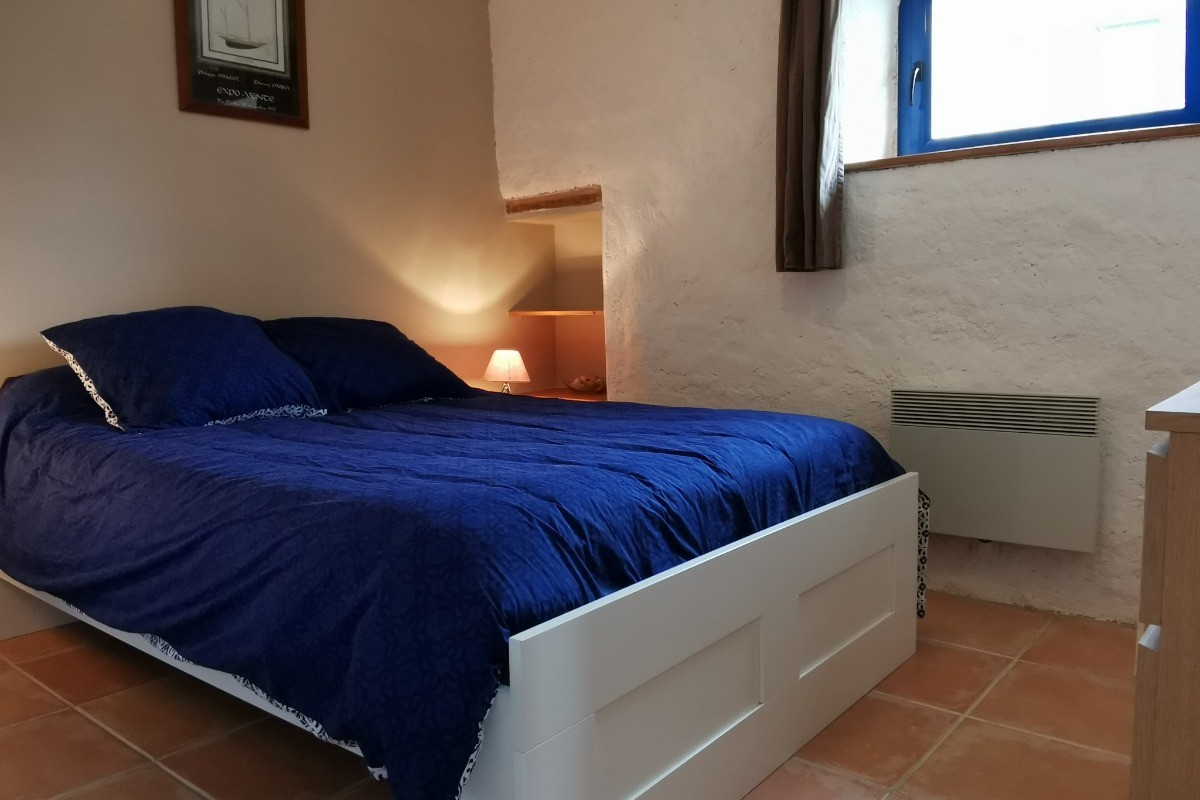 Chambre avec lit 140 et penderie