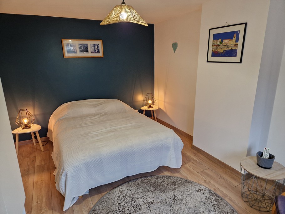 Chambre 1 spacieuse avec fauteuil et télévision - Gite des Vignes