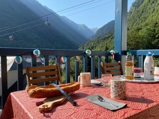 Grande terrasse avec belle vue sur la montagne et le village