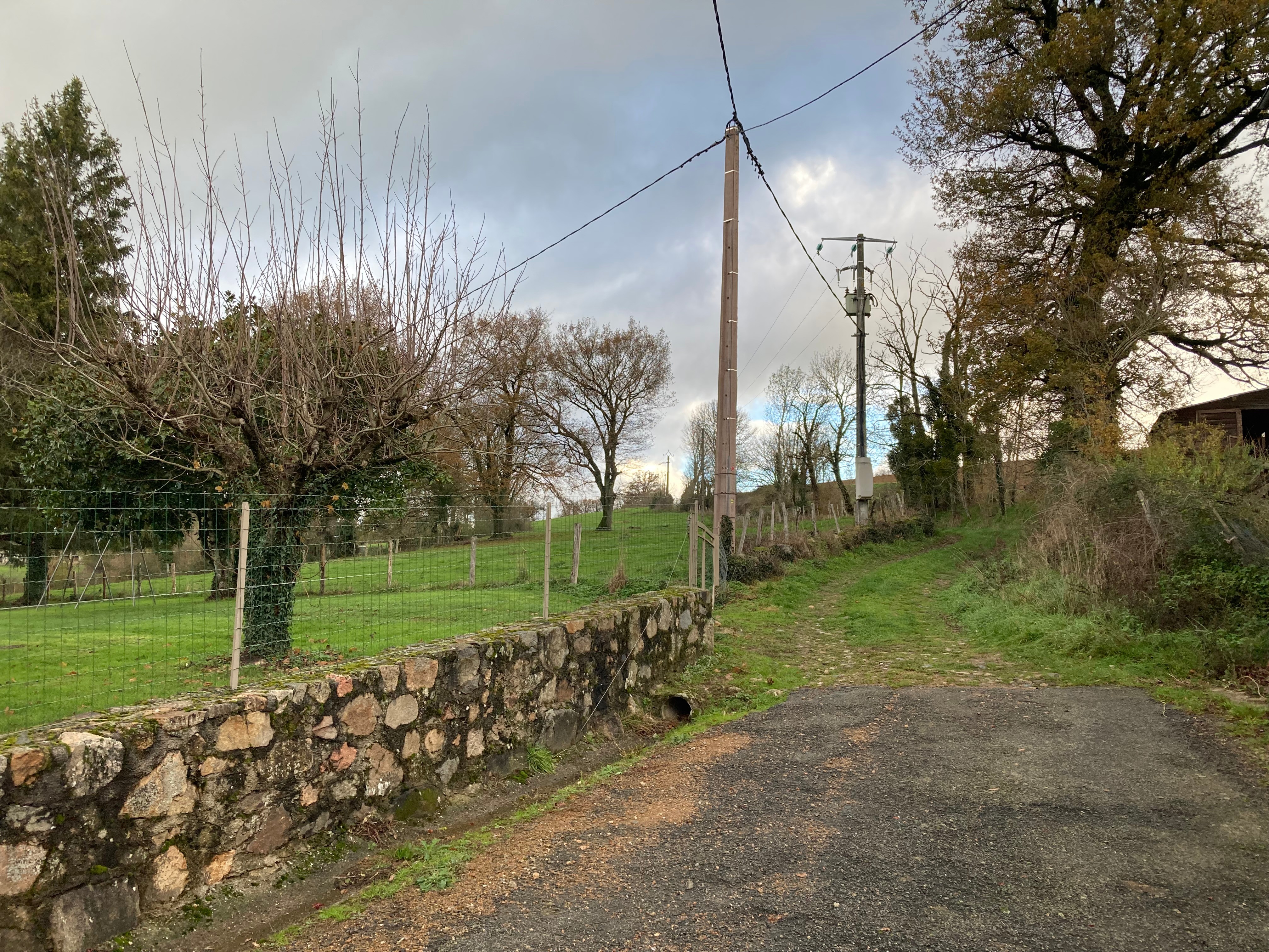 Chemin balisé qui part du gîte