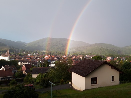 Chalet Rose avec arc en ciel sur Masevaux