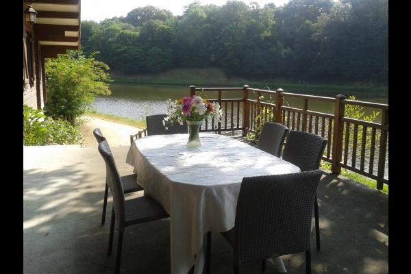 La terrasse avec une vue magnifique sur le lac