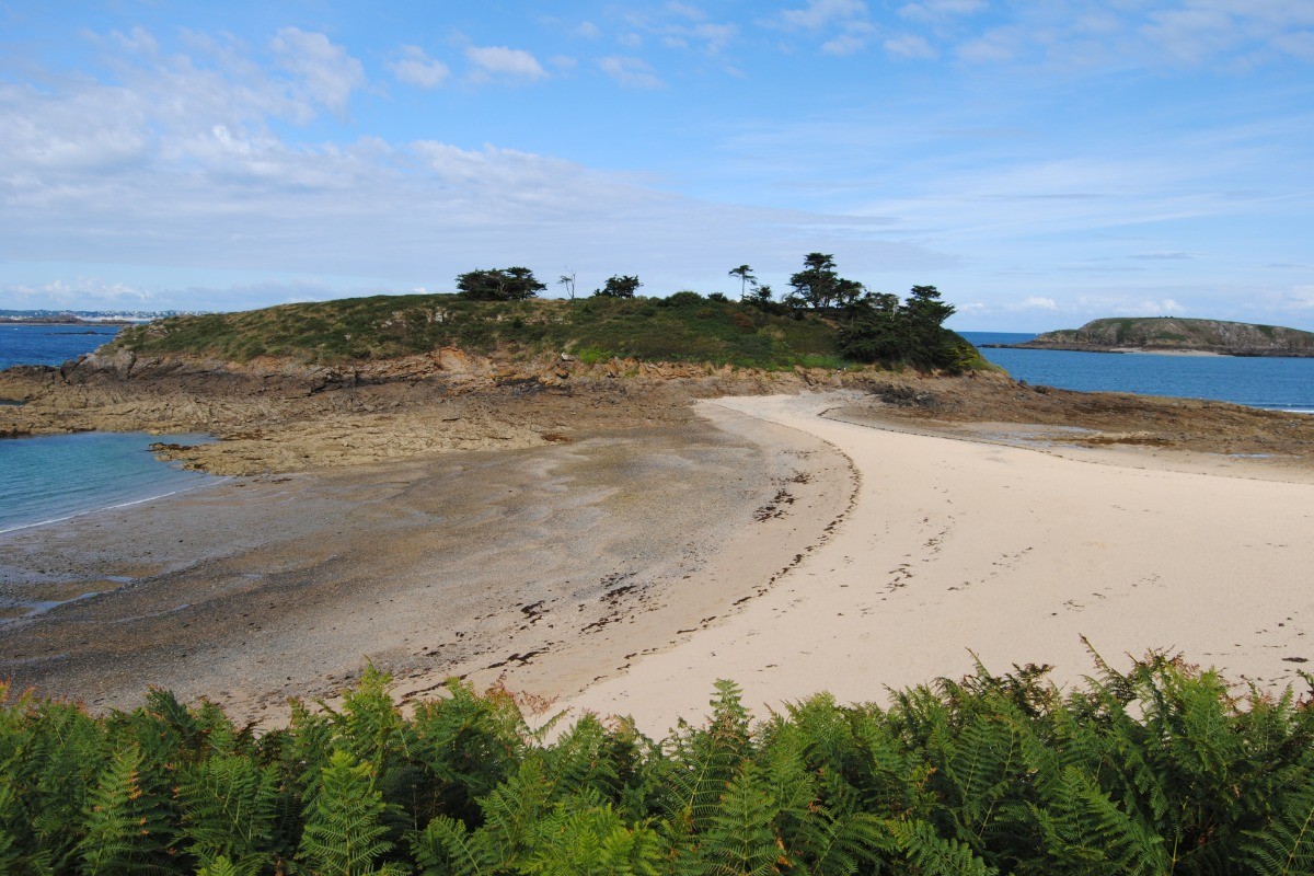 plage du Perron et l'île du perron