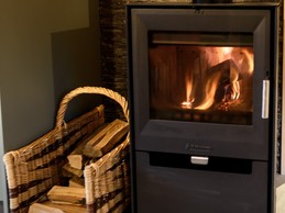 Poêle à bois dans le séjour (RDC) - Chalet "Le Domaine des Mésanges"