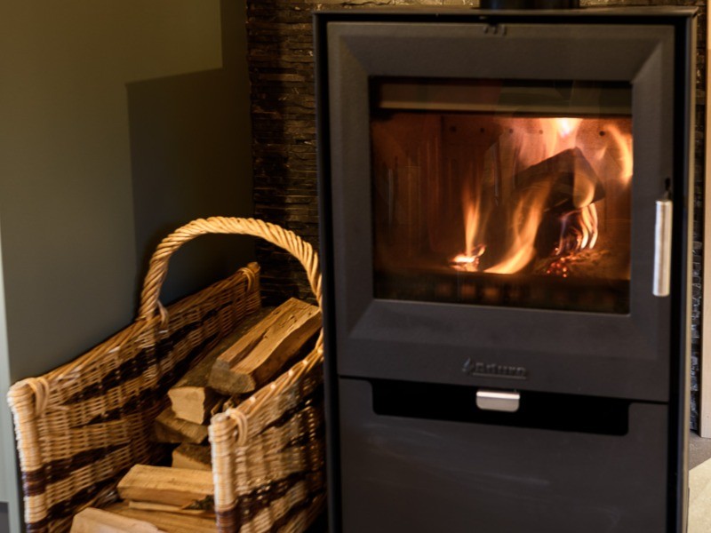 Poêle à bois dans le séjour (RDC) - Chalet "Le Domaine des Mésanges"