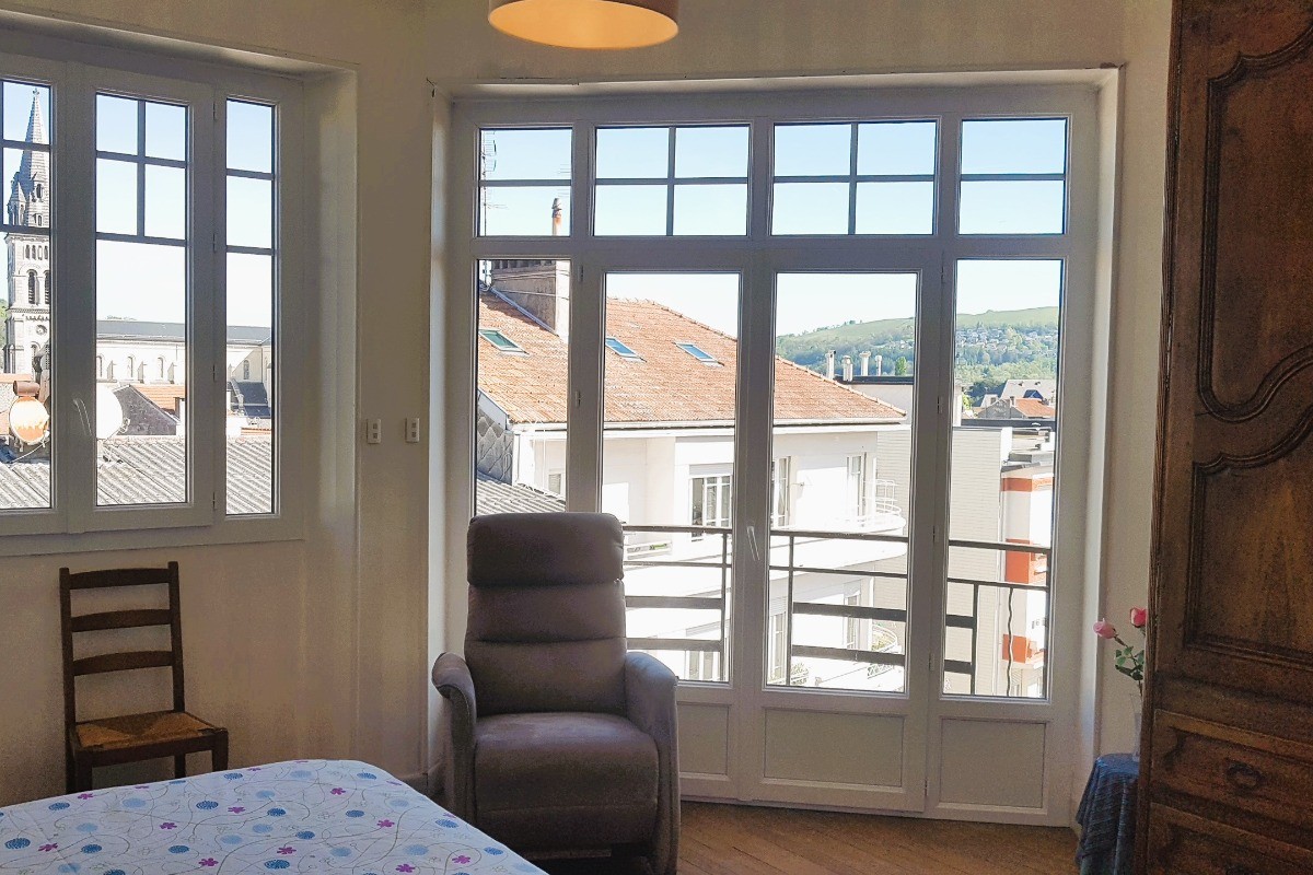 Chambre 2 avec vue panoramique sur ville et montagne