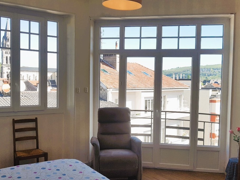 Chambre 2 avec vue panoramique sur ville et montagne