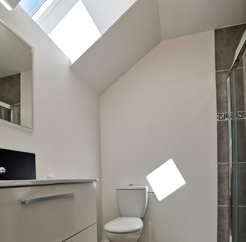 Etage: Salle d'eau avec grande douche et WC