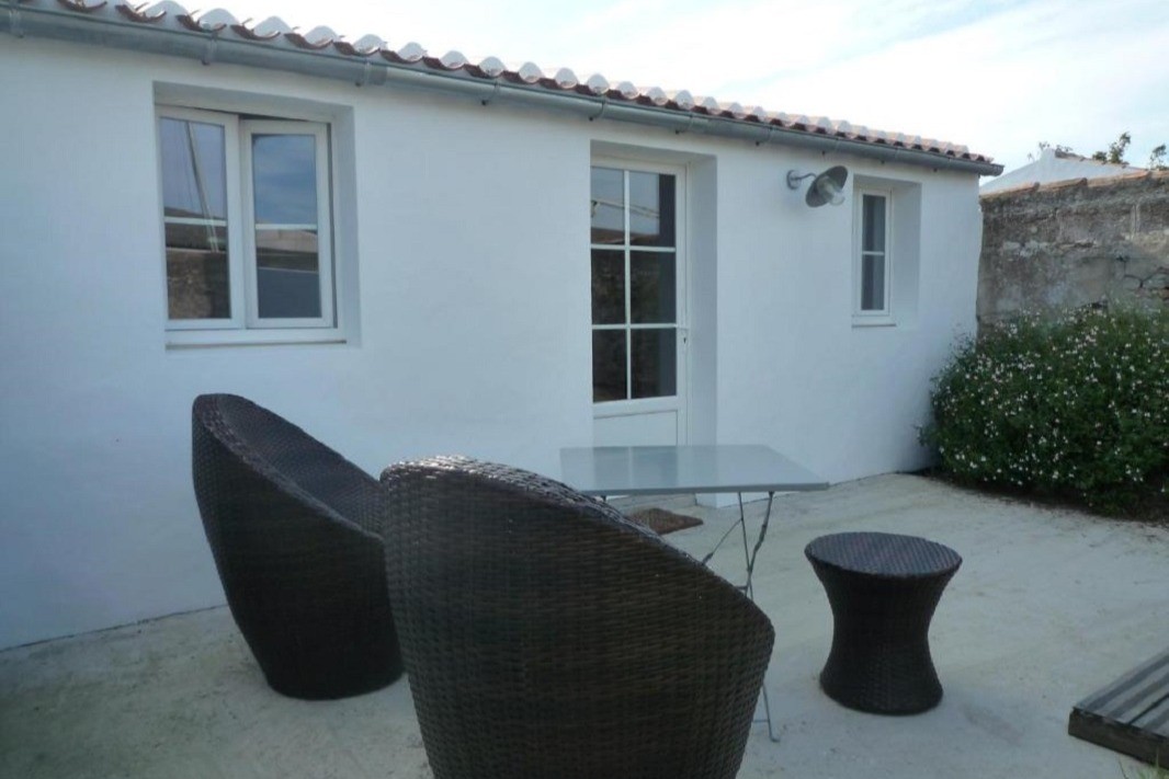 Terrasse avec salon de jardin