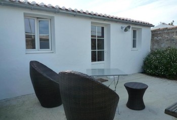 Terrasse avec salon de jardin