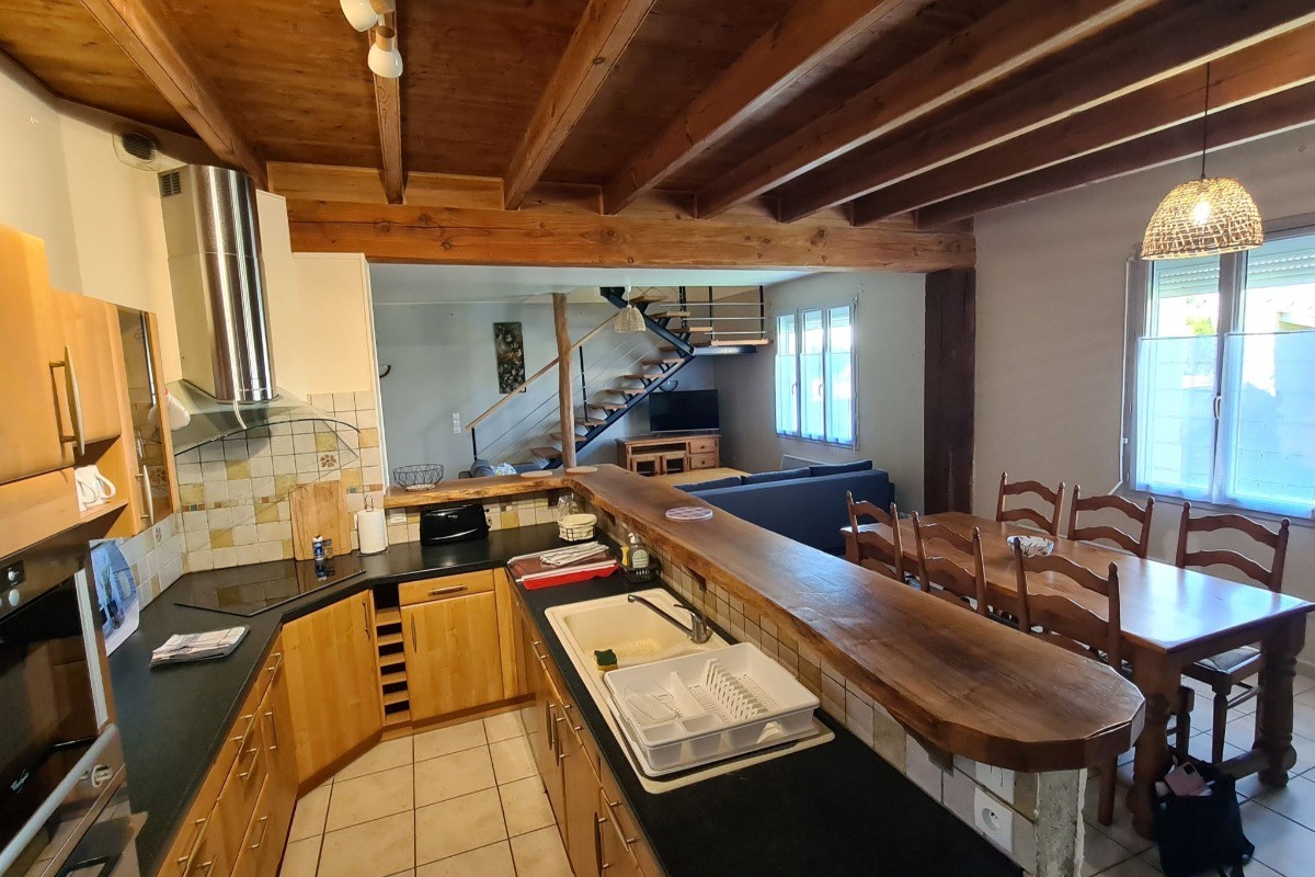 Cuisine ouverte sur la pièce de vie du Gite de l'Abbaye de Trizay, Charente maritime