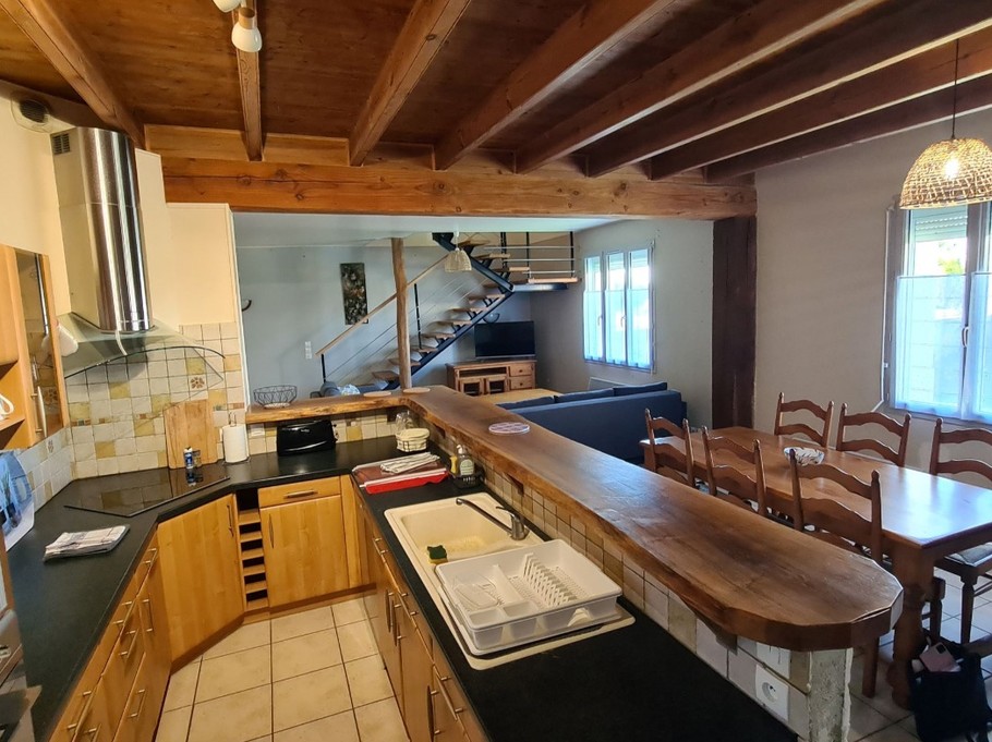 Cuisine ouverte sur la pièce de vie du Gite de l'Abbaye de Trizay, Charente maritime