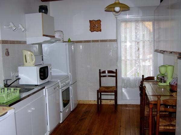 La cuisine, la porte donne sur la terrasse couverte