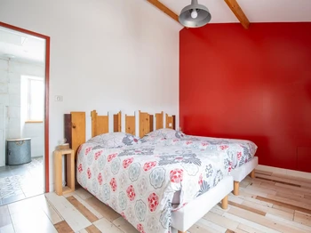 Chambre avec deux lits simples, grand placard et TV.