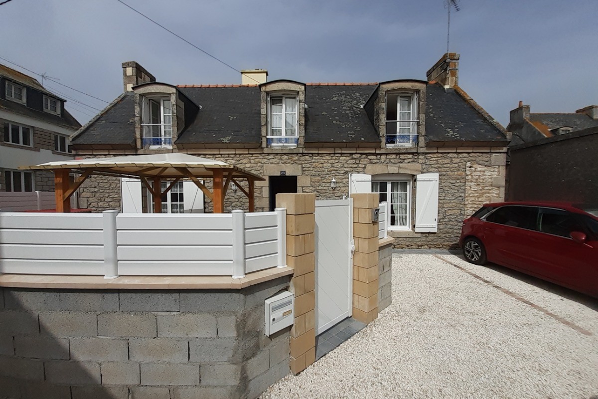 extérieur maison coté parking privé