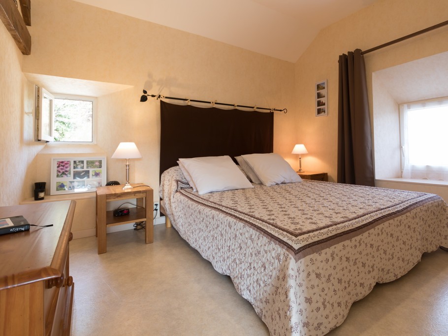 Chambre 1, la "parentale" avec son lit en 160 cm, volet et rideaux occultants