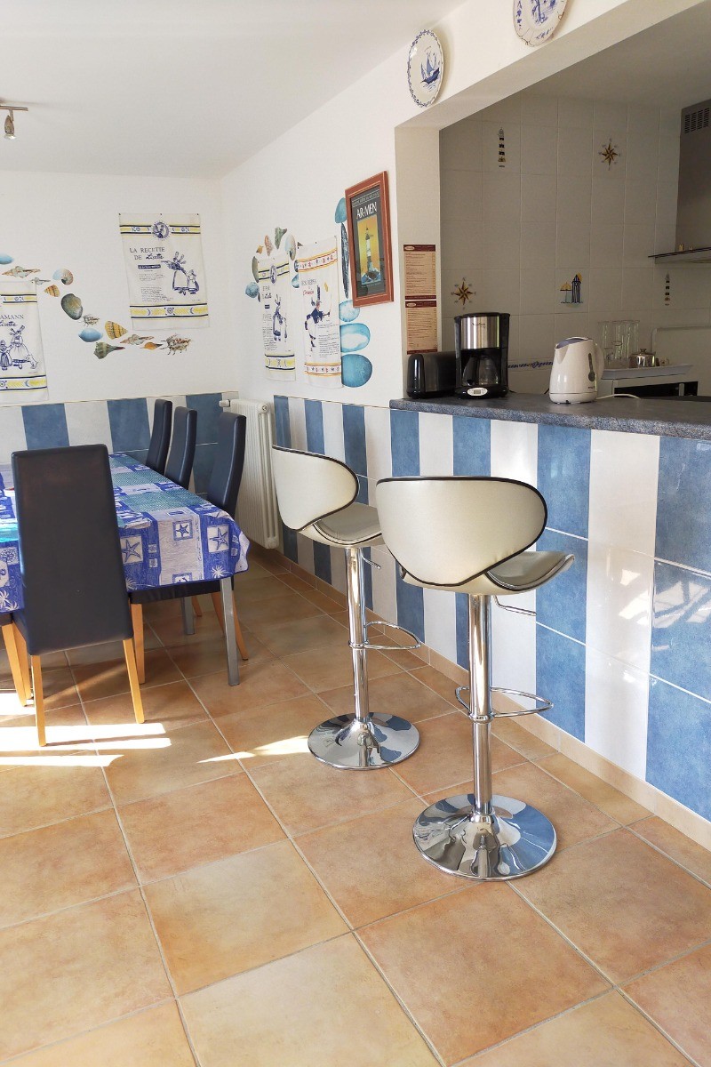 salle de petits déjeuners et kitchenette