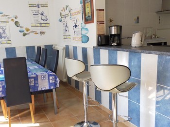 salle de petits déjeuners et kitchenette