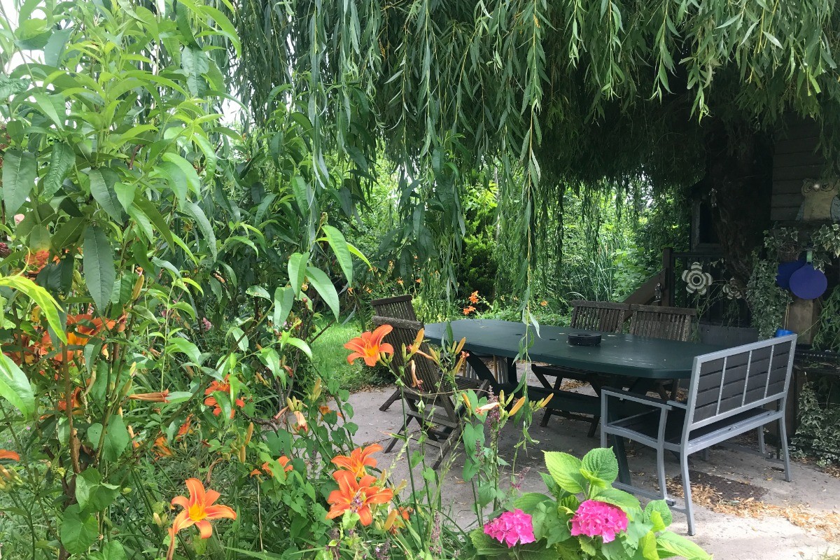 La terrasse extérieure, pour les barbecues.